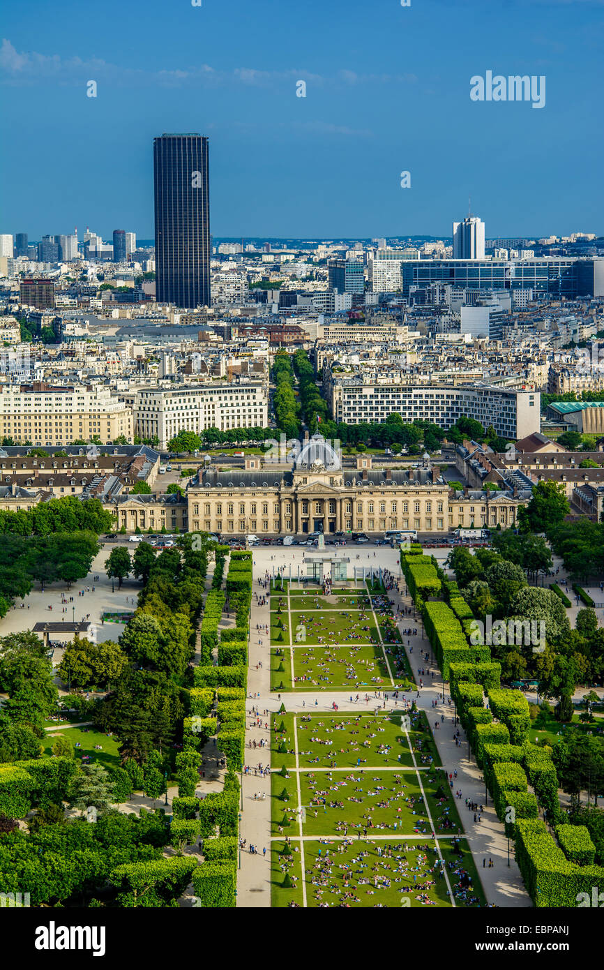 Champ de Mars ist einer der größten Freiflächen von Paris und bietet ein perfektes Beispiel der französischen Gartenstil. Ursprünglich Teil der Stockfoto