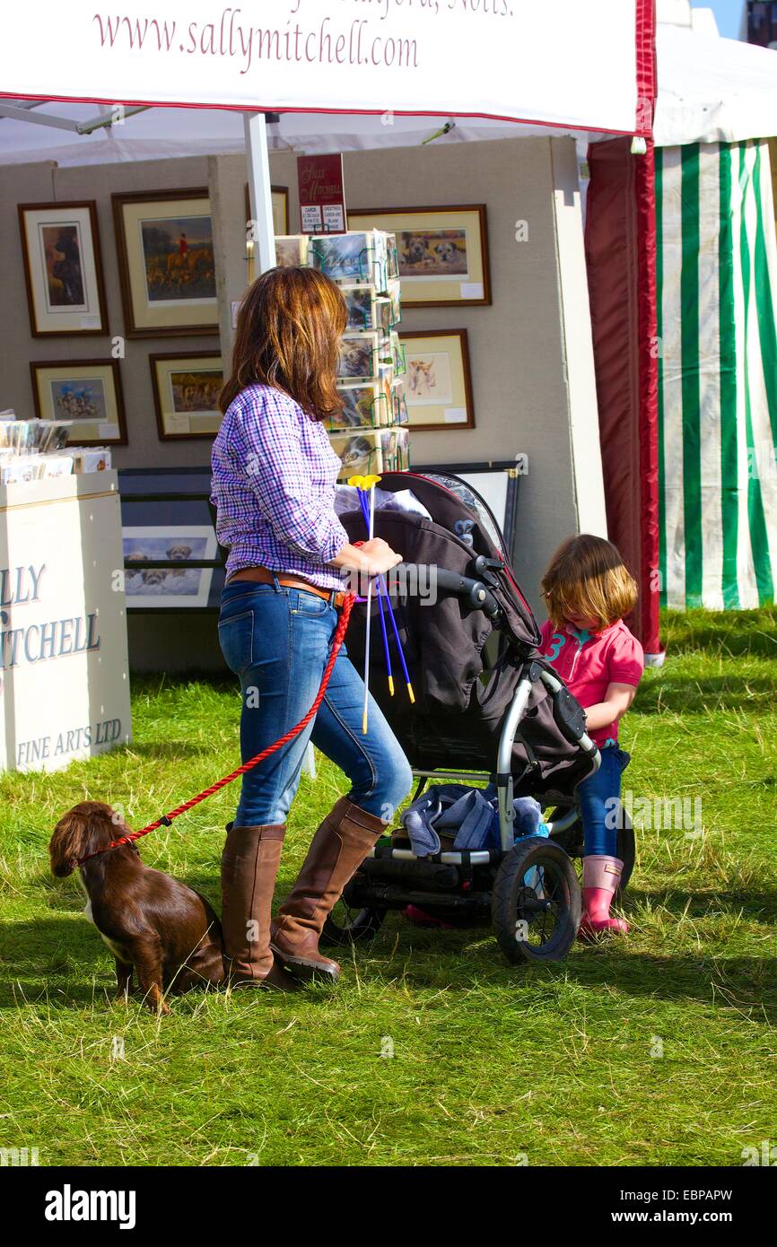 Mutter mit Kind, Hund und Kinderwagen bei Lowther Land zeigen. Stockfoto