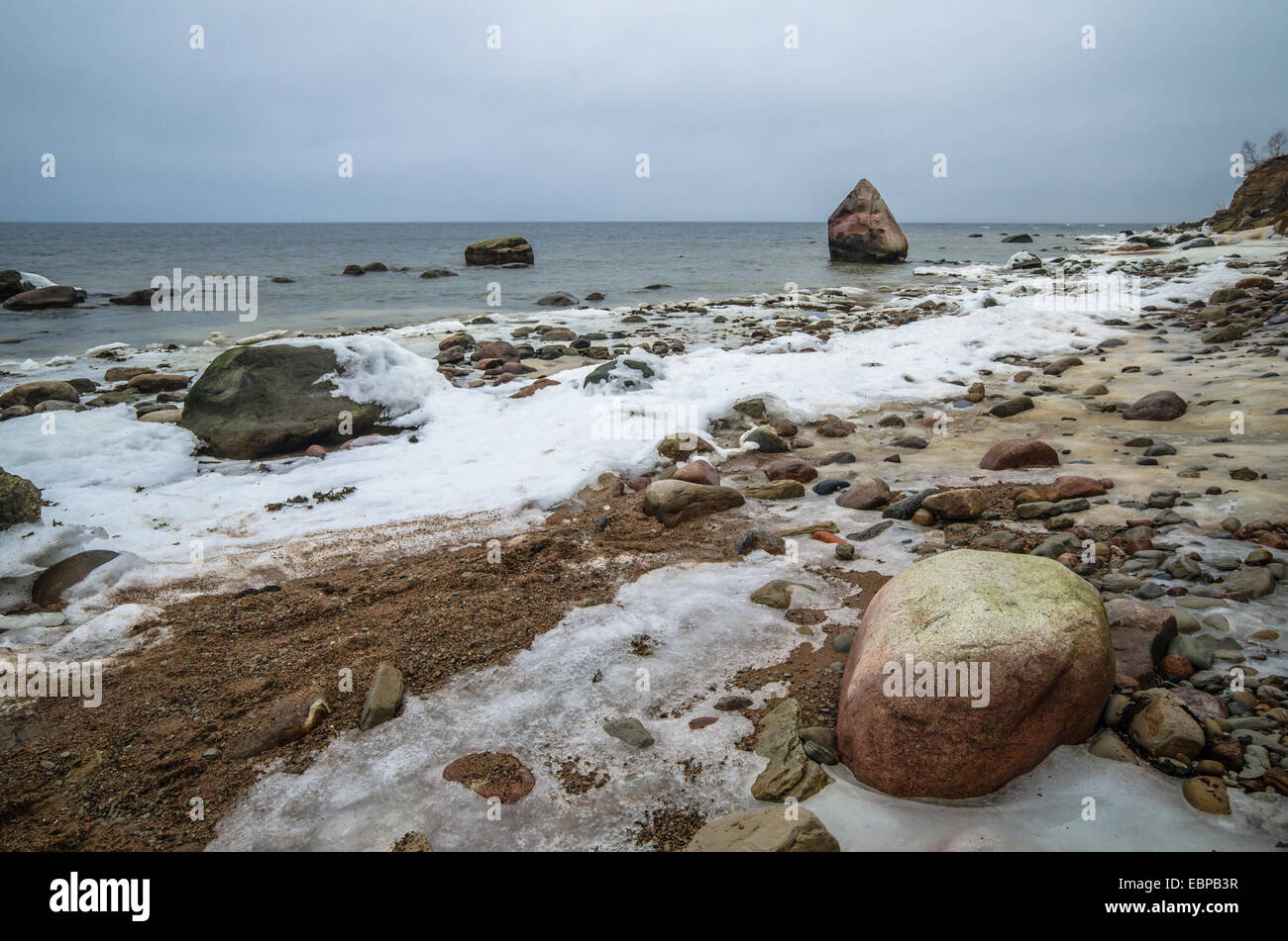 Ostseeküste bei bewölktem Winterwetter Stockfoto