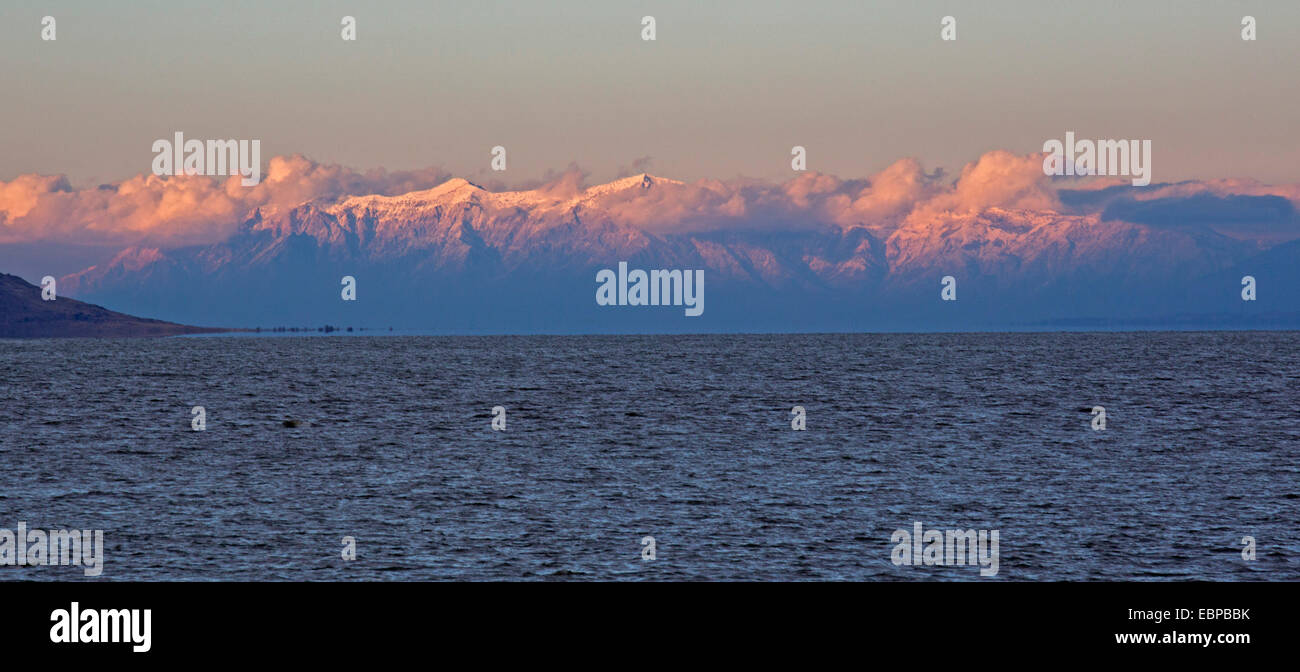 Salt Lake City, Utah - Berge über dem großen Salzsee in der Abenddämmerung. Stockfoto