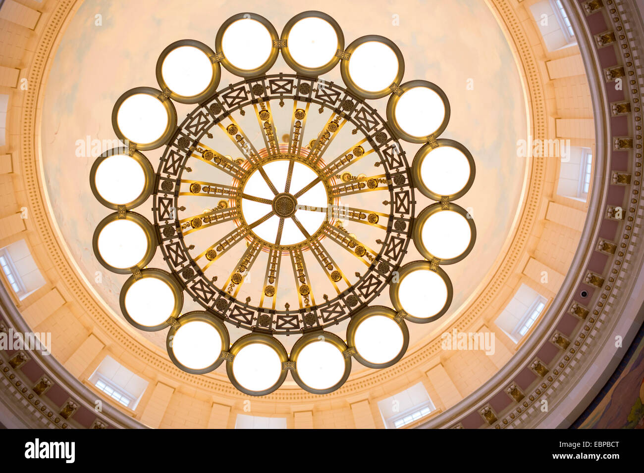 Salt Lake City, Utah - ein Kronleuchter in der Kuppel des Utah State Capitol. Stockfoto