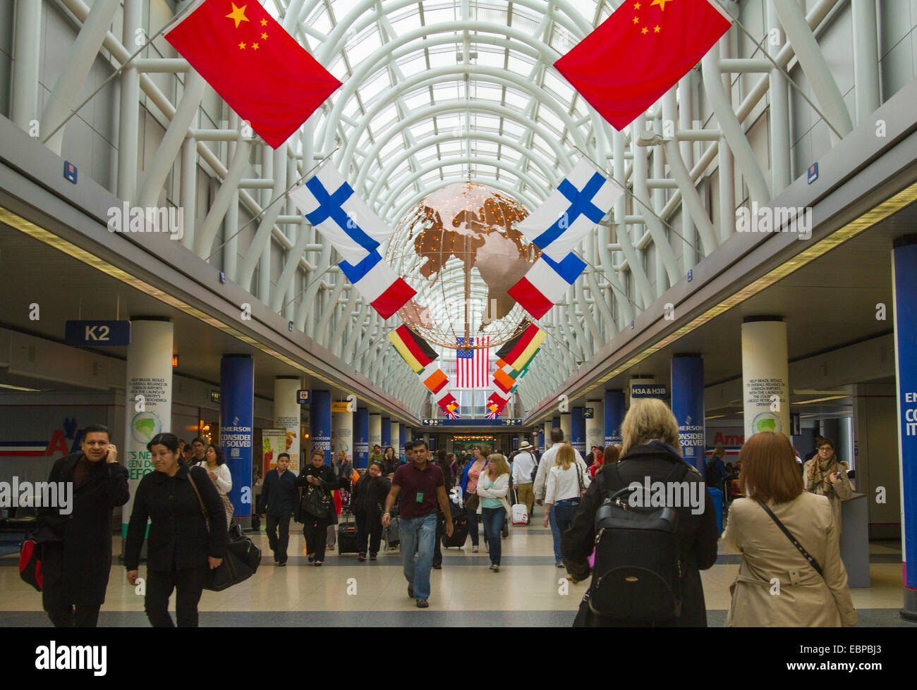 Amerikanische Luft; Line Passagiere in Chicago O' Hare Airport terminal 3. Stockfoto
