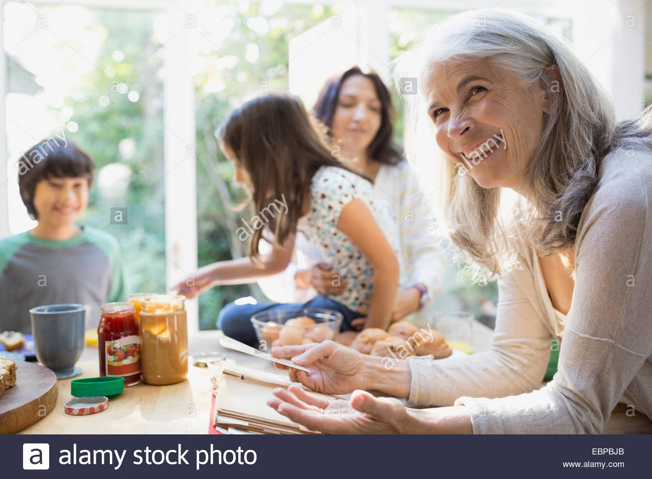 Mehr-Generationen-Familie in Küche Stockfoto