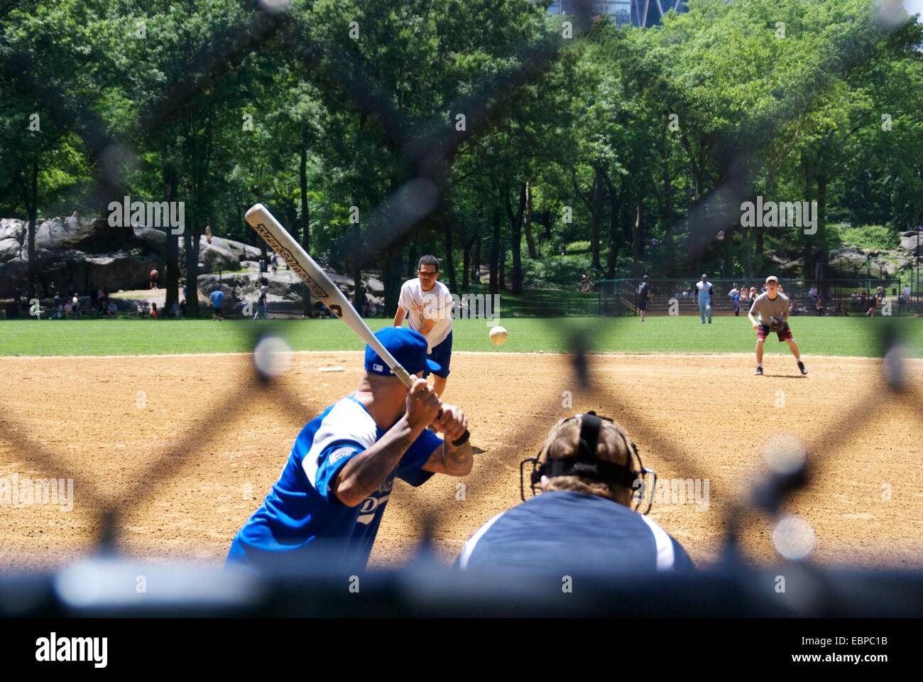 Blick auf ein Baseball-Spiel im New Yorker Central Park durch ein Kettenhemd-Zaun Stockfoto