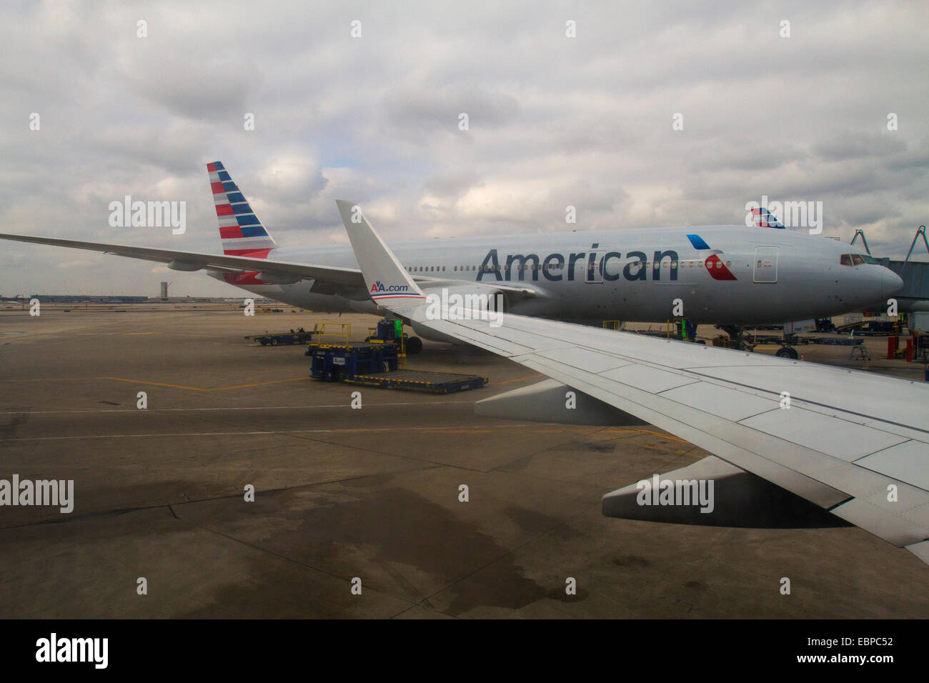 Amerikanische Luft; Line Passagiere in Chicago O' Hare Airport terminal 3. Stockfoto