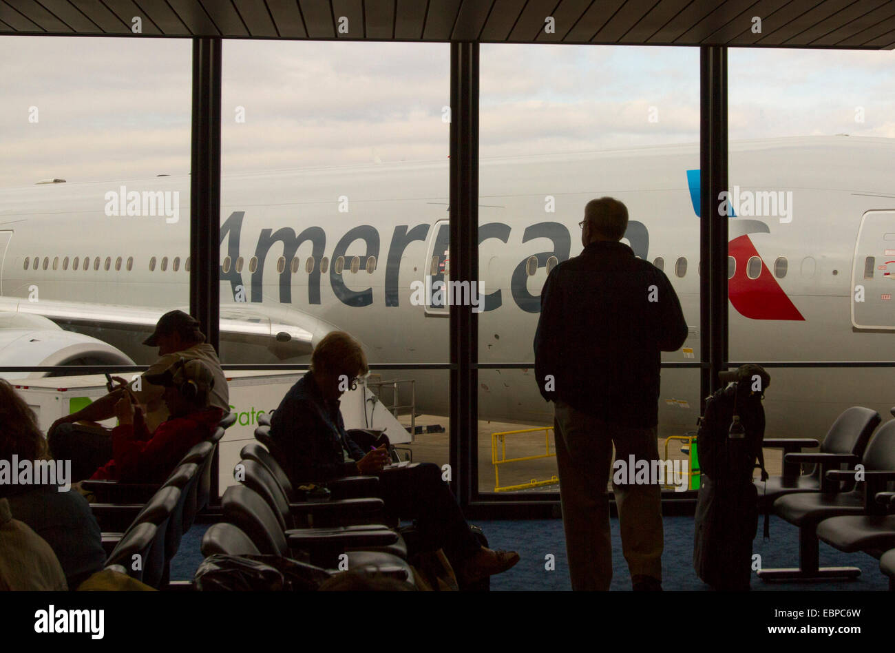Amerikanische Luft; Line Passagiere in Chicago O' Hare Airport terminal 3. Stockfoto