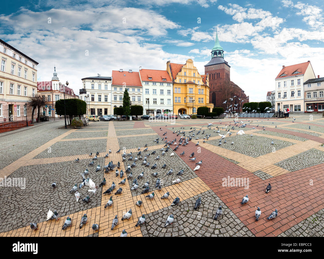 Freiheitsplatz in Bialogard, eine Stadt der Geburt von Aleksander Kwasniewski, Präsident des polnischen von 1995 bis 2005. Stockfoto