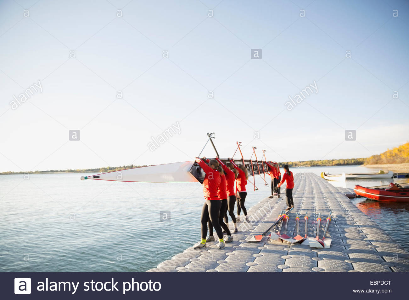 Ruderteam halten Schädel im waterfront Stockfoto