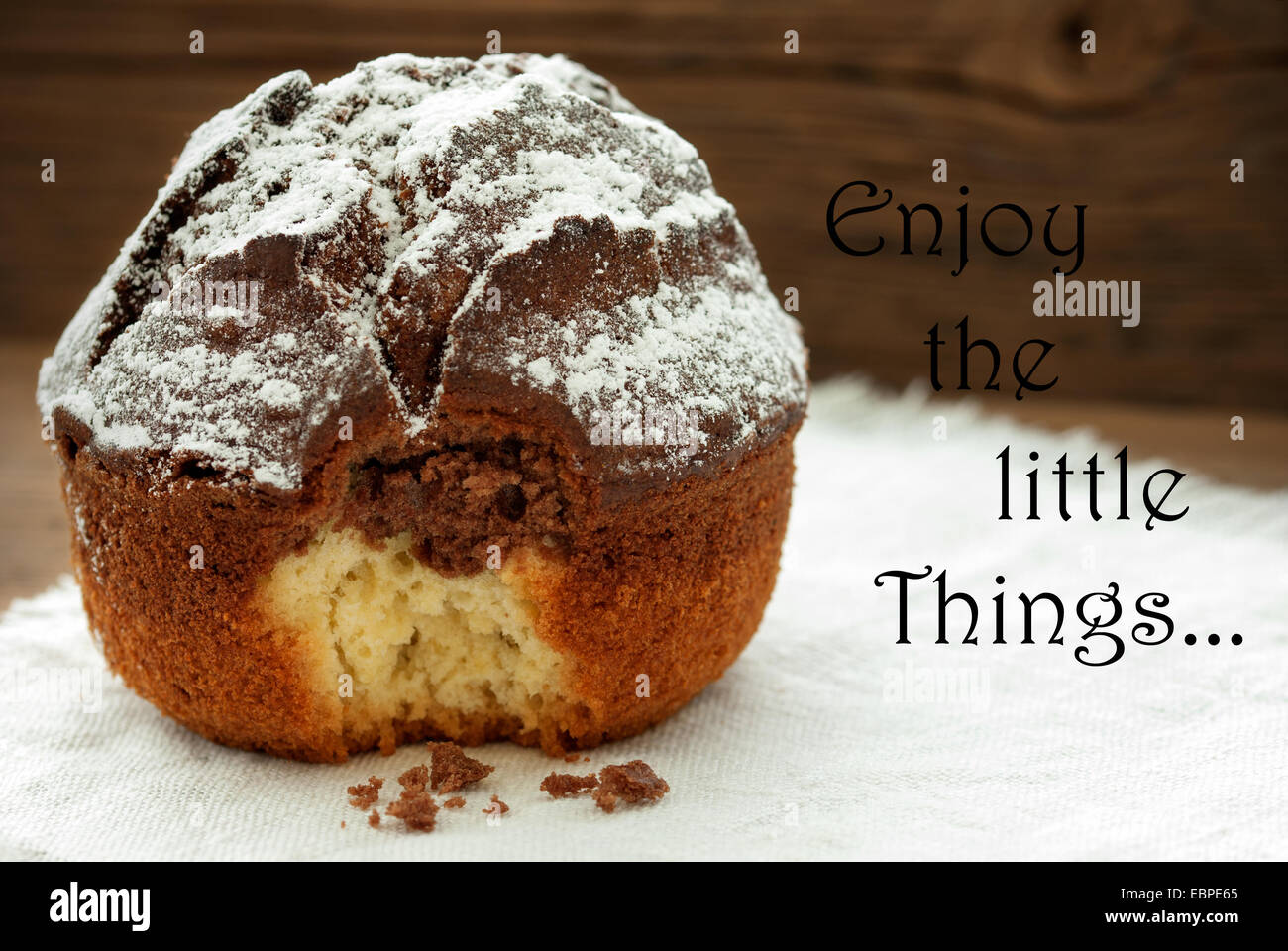 Hausgemacht und gebackenen Schokoladenkuchen auf hölzernen Hintergrund Leben Angebot genießen die kleinen Dinge Stockfoto