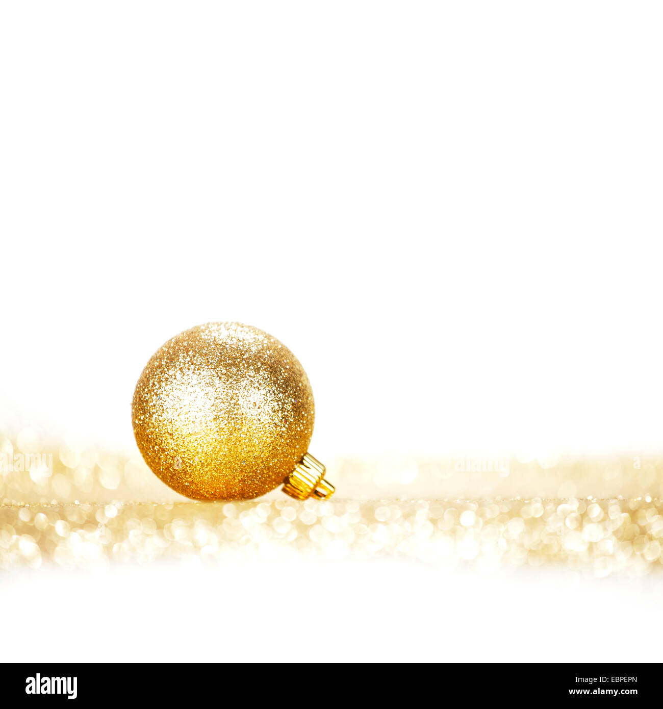Schöne goldene Weihnachtskugel mit abstrakten Glitzer Hintergrund Nahaufnahme Stockfoto