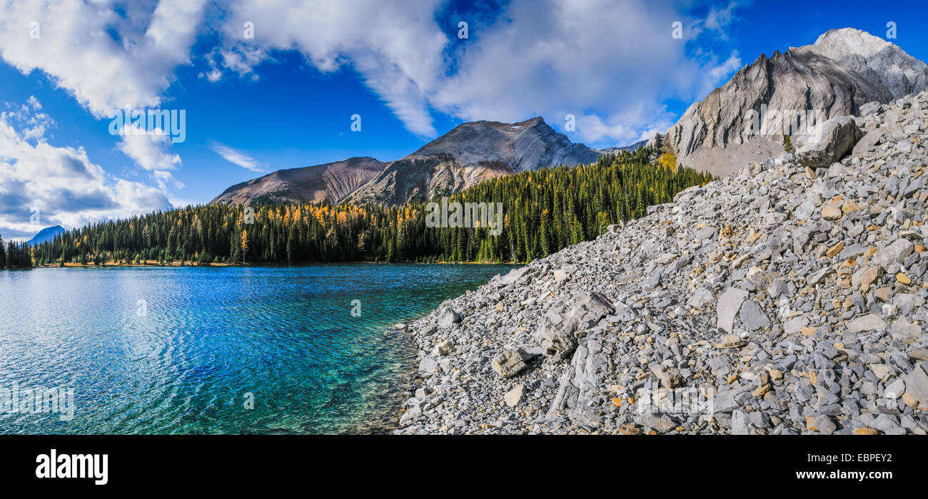 Malerische Landschaften von einem Hochgebirgssee, Chester Seengebiet von Kananaskis Country Alberta Kanada an einem sonnigen Herbst-Nachmittag. Stockfoto