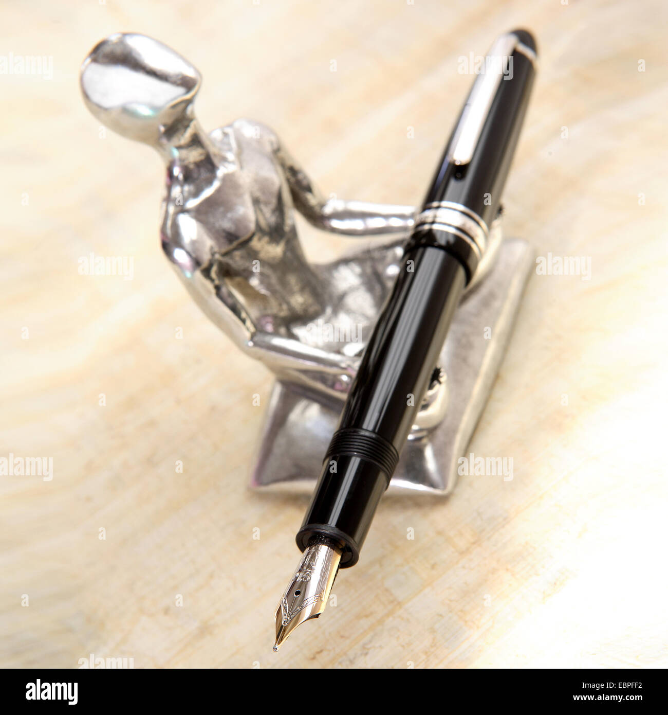 Schwarzen Füllfederhalter auf einem silbernen Zen-Stifthalter Stockfoto