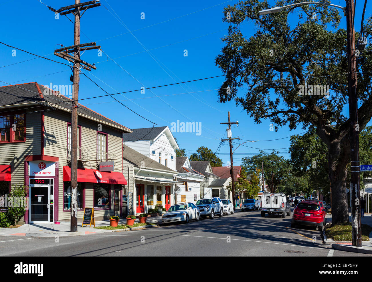 Magazin-Straße in die Touro-Nachbarschaft von Central City, New Orleans, Louisiana, USA Stockfoto