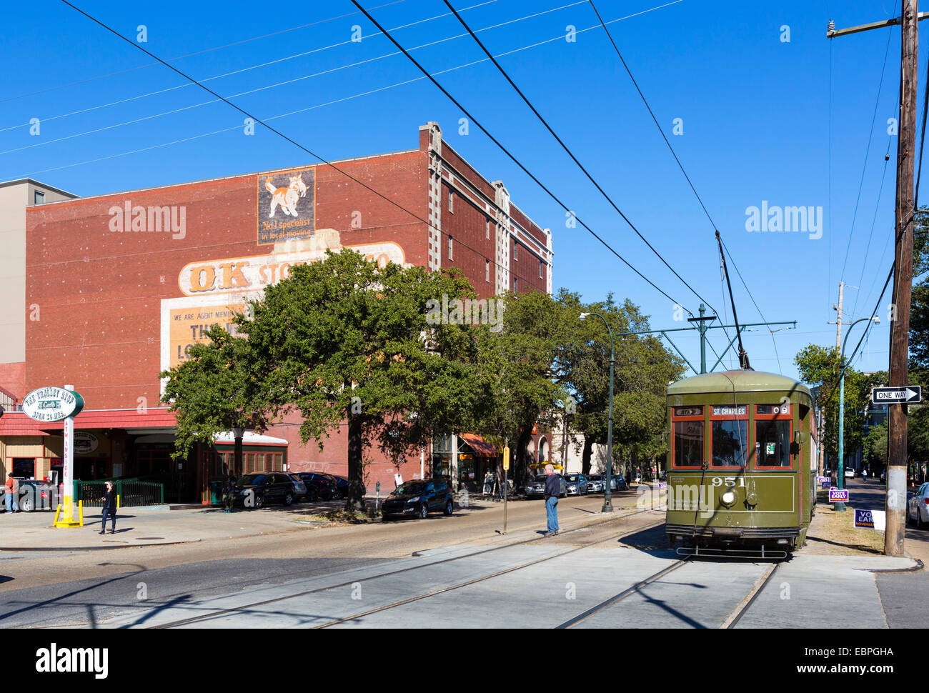 St. Charles Streetcar auf St. Charles Avenue im Garden District, New Orleans, Louisiana, USA Stockfoto