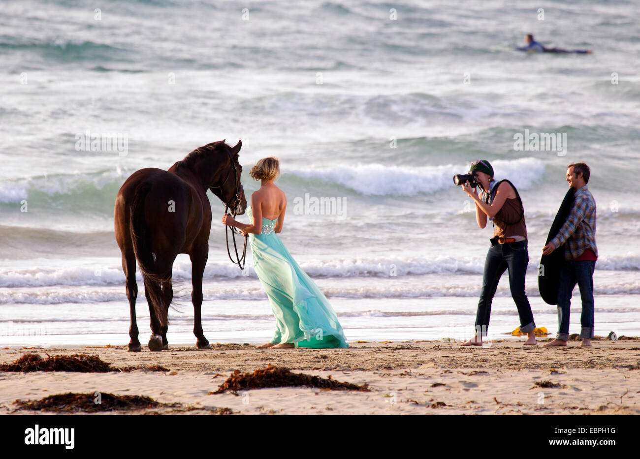 Foto-Shooting am Strand blonde Modell in Chiffon-Kleid Stockfoto