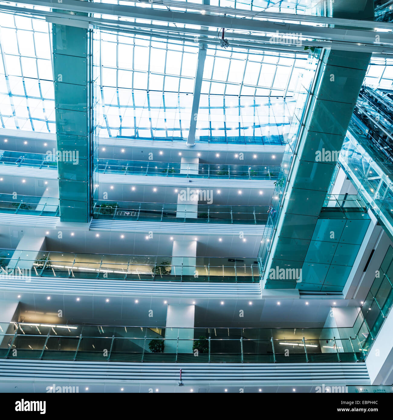 moderne Stadt futuristische Stadtarchitektur Spiegelung im Glas Stockfoto
