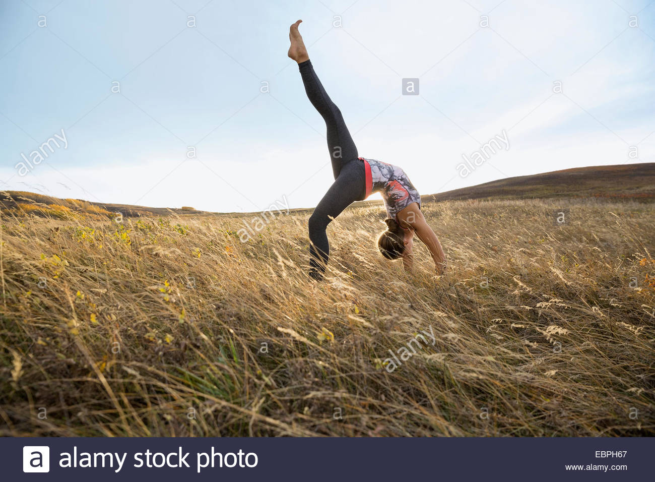 Frau praktizieren Yoga auf sonnigen ländlichen Gebiet Stockfoto