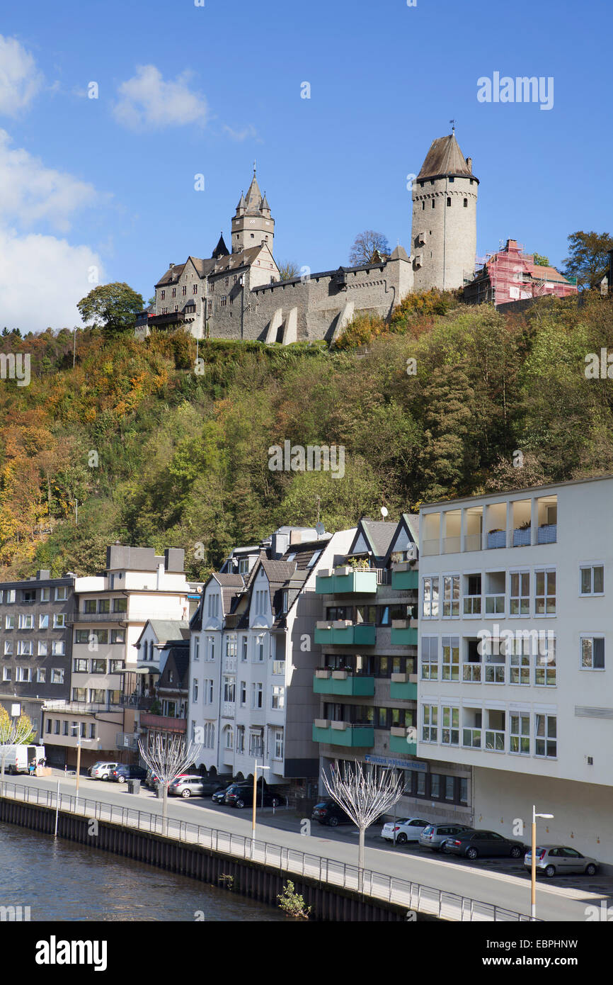 Lenne River, Burg Altena, Altena, Lennetal, Maerkischer Kreis, Sauerland, Nordrhein-Westfalen, Deutschland, Europa, Fluss Lenne Stockfoto