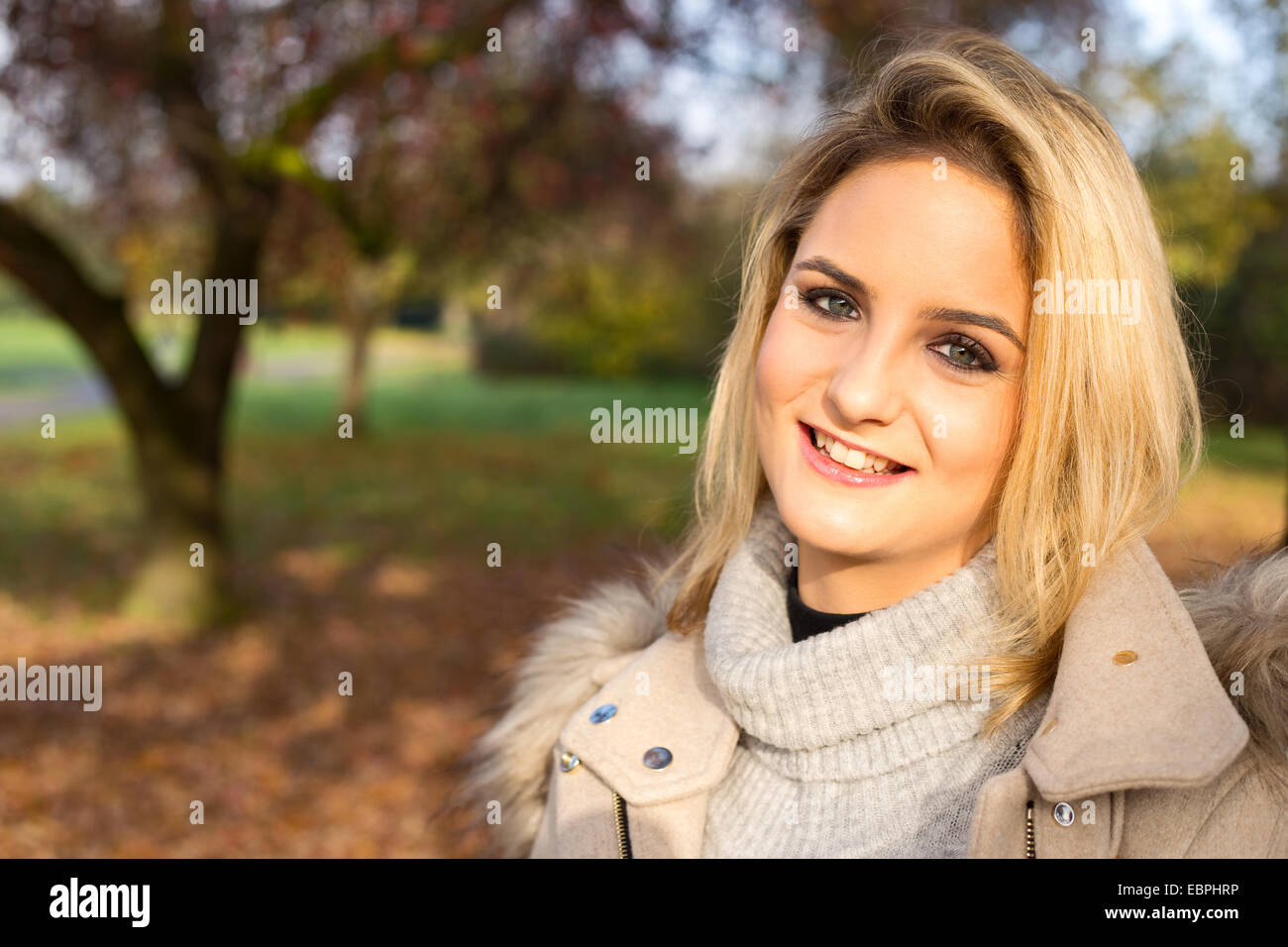 Porträt von einem schönen blonden Mädchen in einem Park. Stockfoto