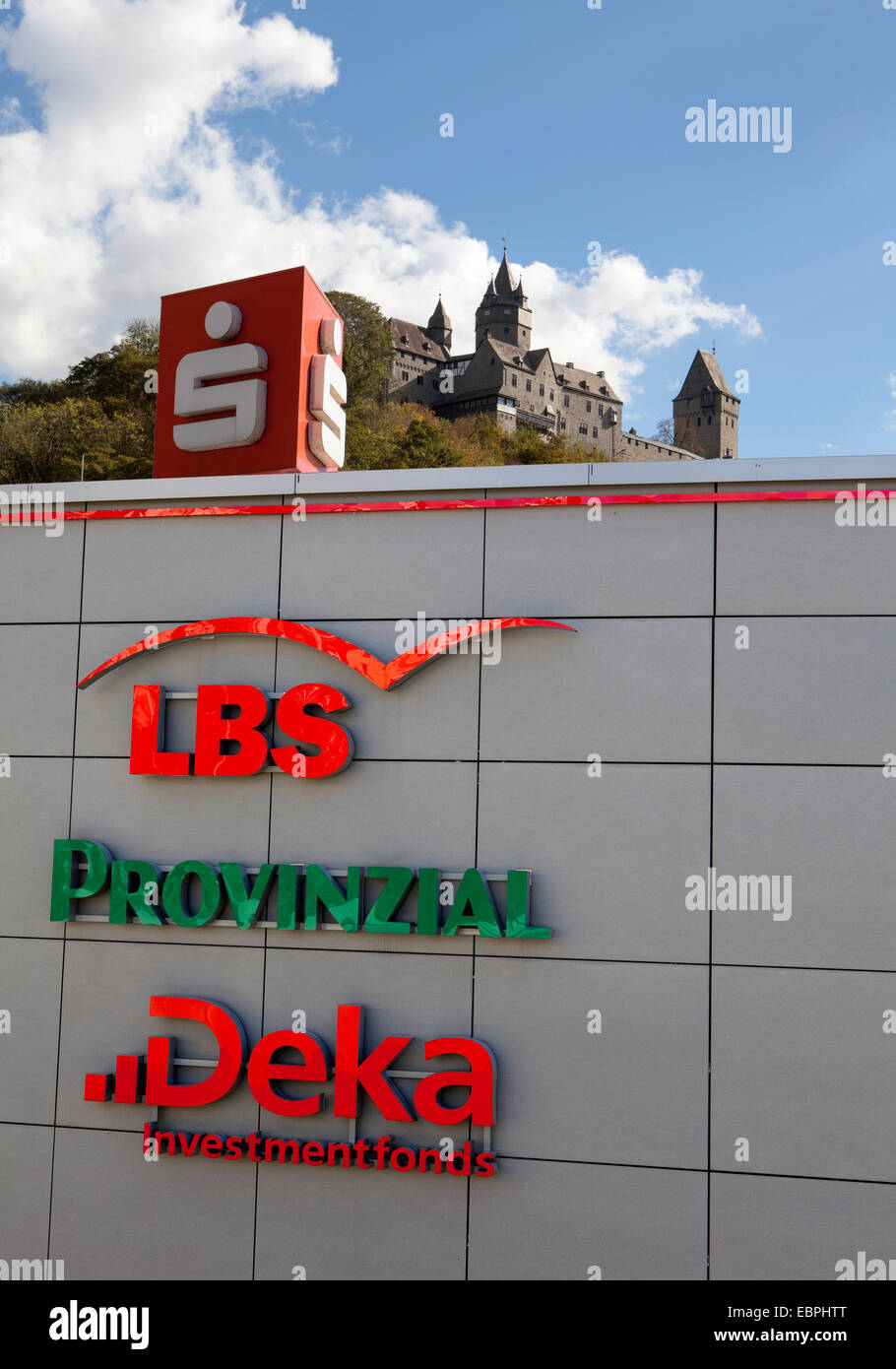 Gebäude der Sparkasse, Burg Altena, Altena, Lennetal, Maerkischer Kreis, Sauerland, Nordrhein-Westfalen, Deutschland, Europ Stockfoto