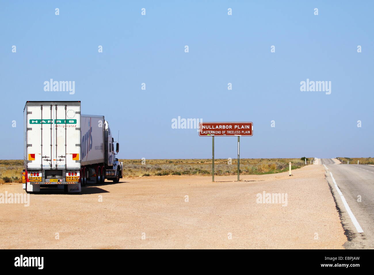 Ein Lkw gestoppt durch den Eyre Highway Schild informiert über das östliche Ende des baumlose Ebene, die Nullarbor Plain, South Australia. Stockfoto
