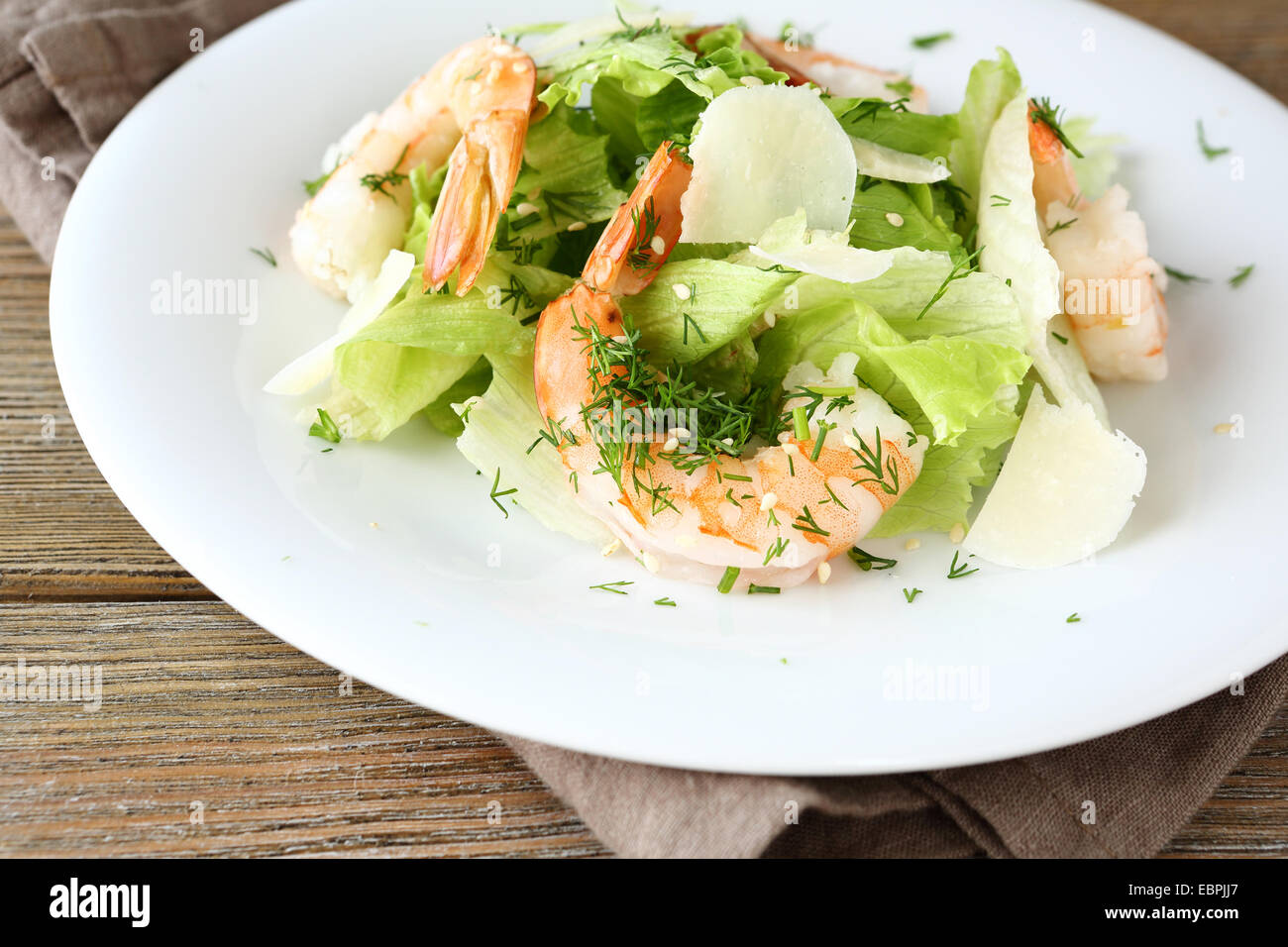 Salat mit Garnelen, Salat und Käse Essen Nahaufnahme Stockfoto