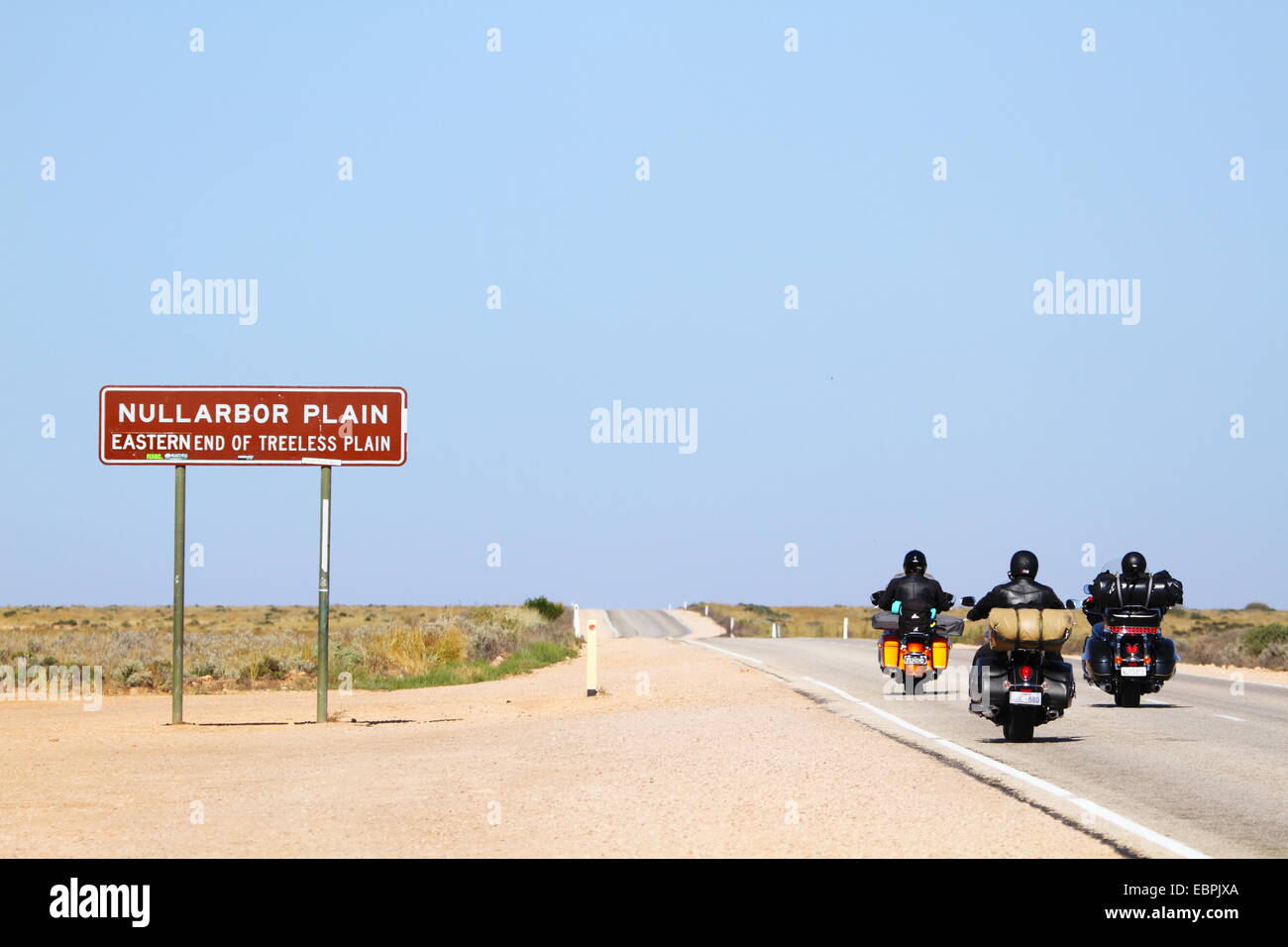 Ein Autobahn-Schild informiert Motorradfahrer vom östlichen Ende der baumlosen Ebene - die Nullarbor Plain in South Australia. Stockfoto