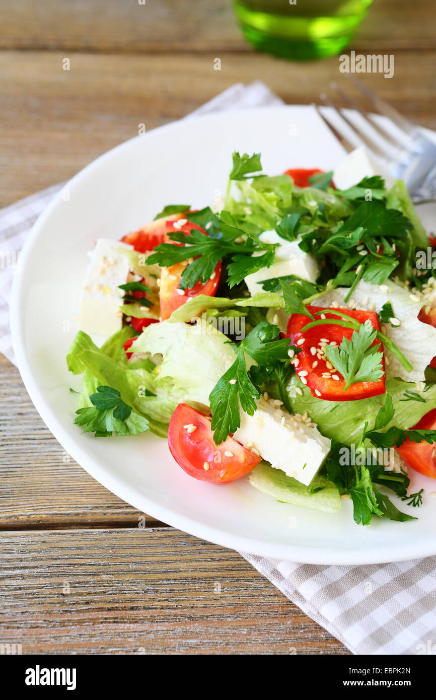 Köstlicher Salat mit Tomaten, Paprika und Käse, Lebensmittel Stockfoto