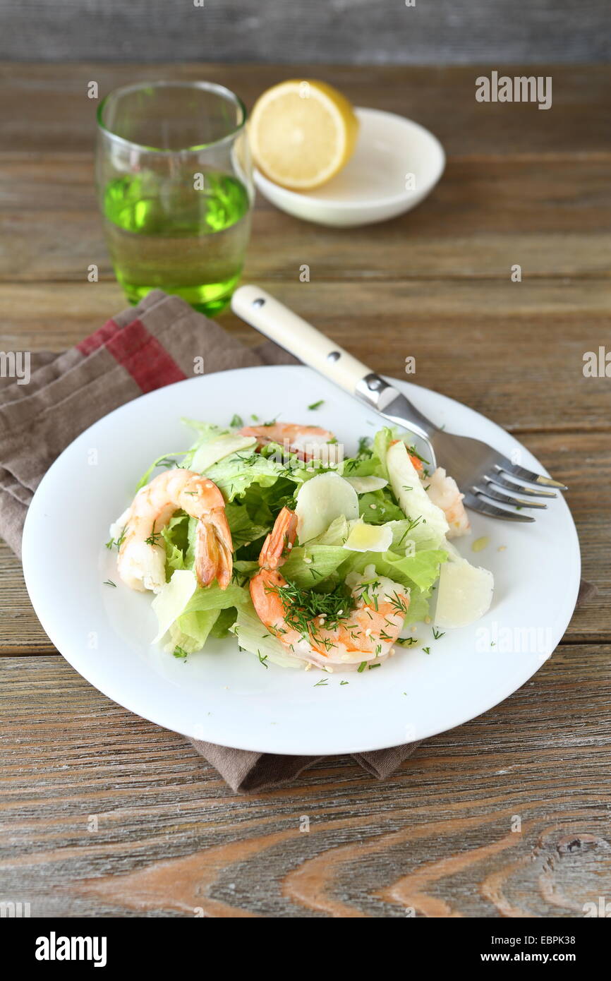 Salat mit Garnelen, Salat und Parmesan, nahrhaftes Essen Stockfoto