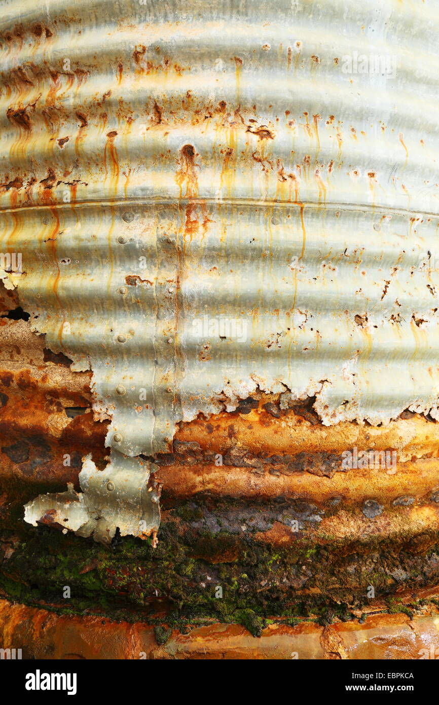 Eines alten Wassertanks rosten und undicht, nach einem langen Leben auf Fraser Range Schaffarm in Western Australia. Stockfoto