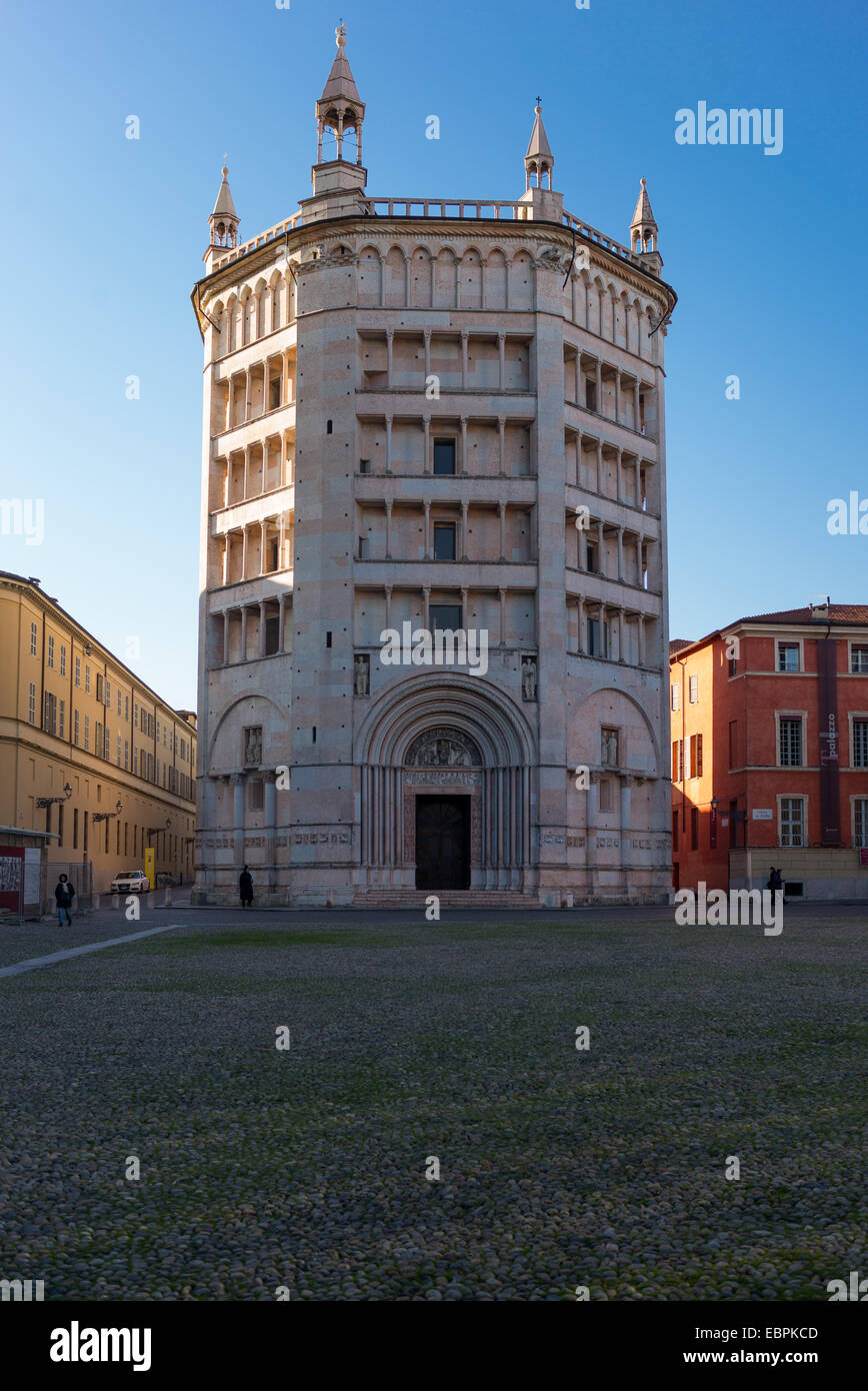 Parma, Blick auf das Baptisterium der Basilika Kathedrale Duomo Platz Stockfoto