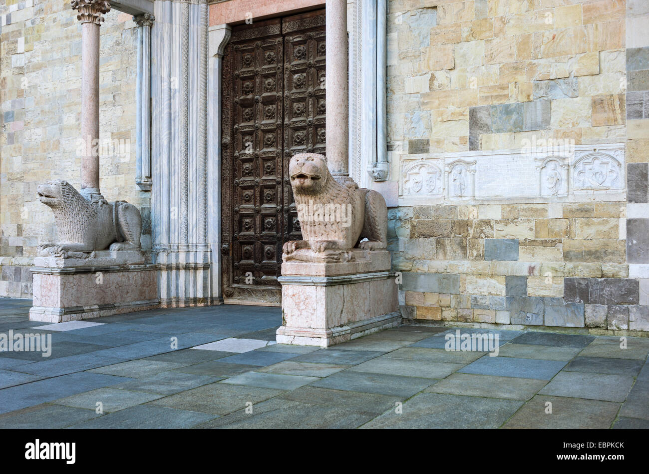 Parma, die Löwen-Statuen von der Basilika Kathedrale Eingang Stockfoto