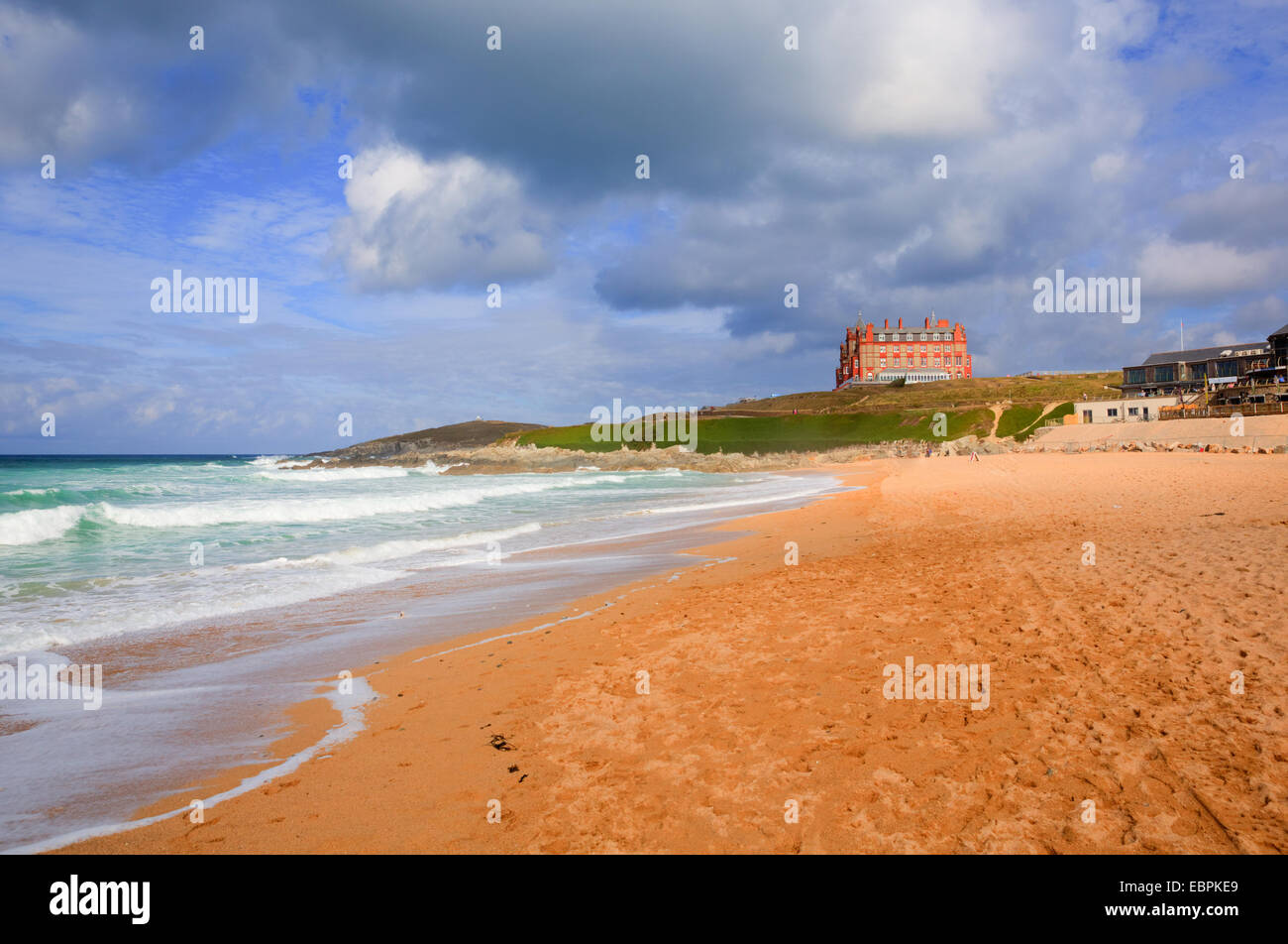 Fistral Strand Newquay North Cornwall England UK mit Wellen Stockfoto