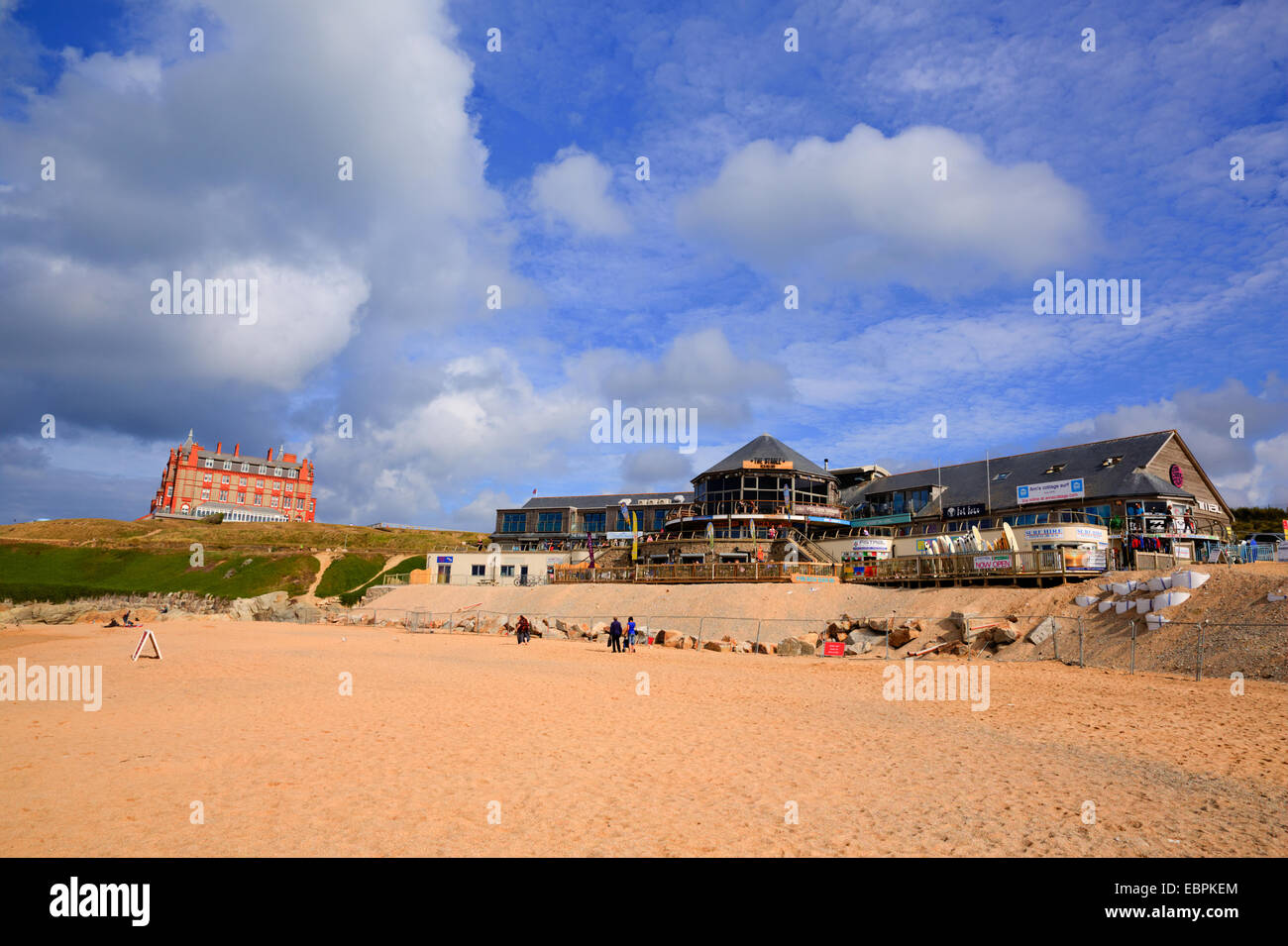 Einzelhandelsflächen und Hotel Fistral Strand Newquay North Cornwall England UK blauen Himmel und weiße Wolken Stockfoto