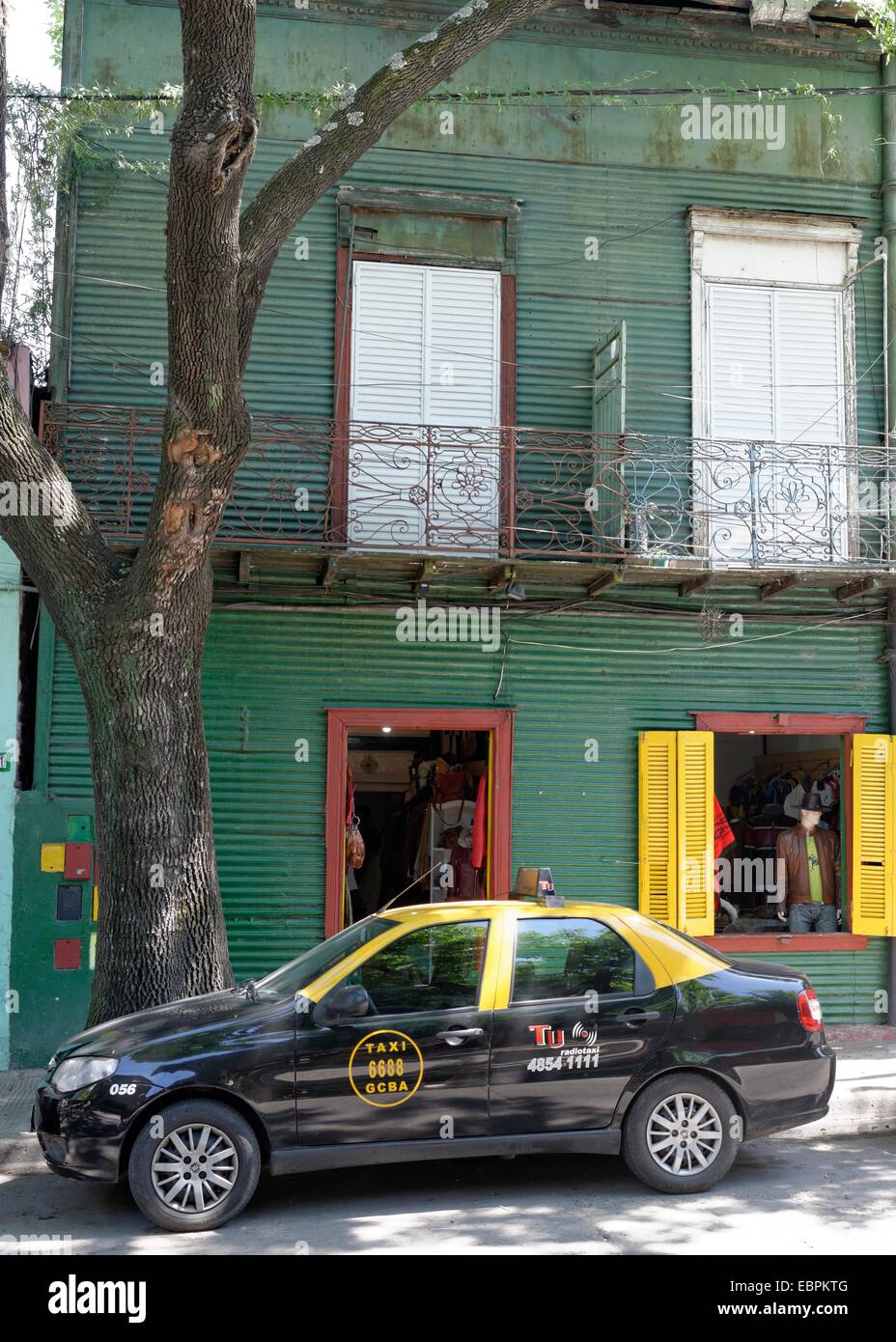Taxi und Exponate in der bunten Caminito Straße La Boca in Buenos Aires, Argentinien Stockfoto