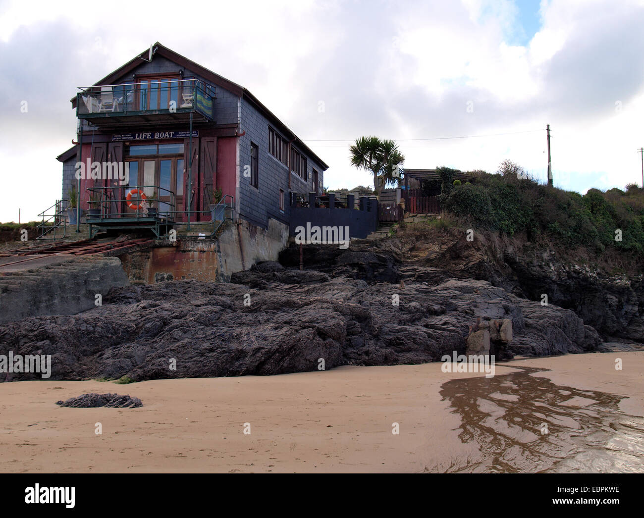 Die alte Rettungsstation nun ein Ferienhaus bei fliegenden Händlern Cove, Padstow, Cornwall, UK Stockfoto