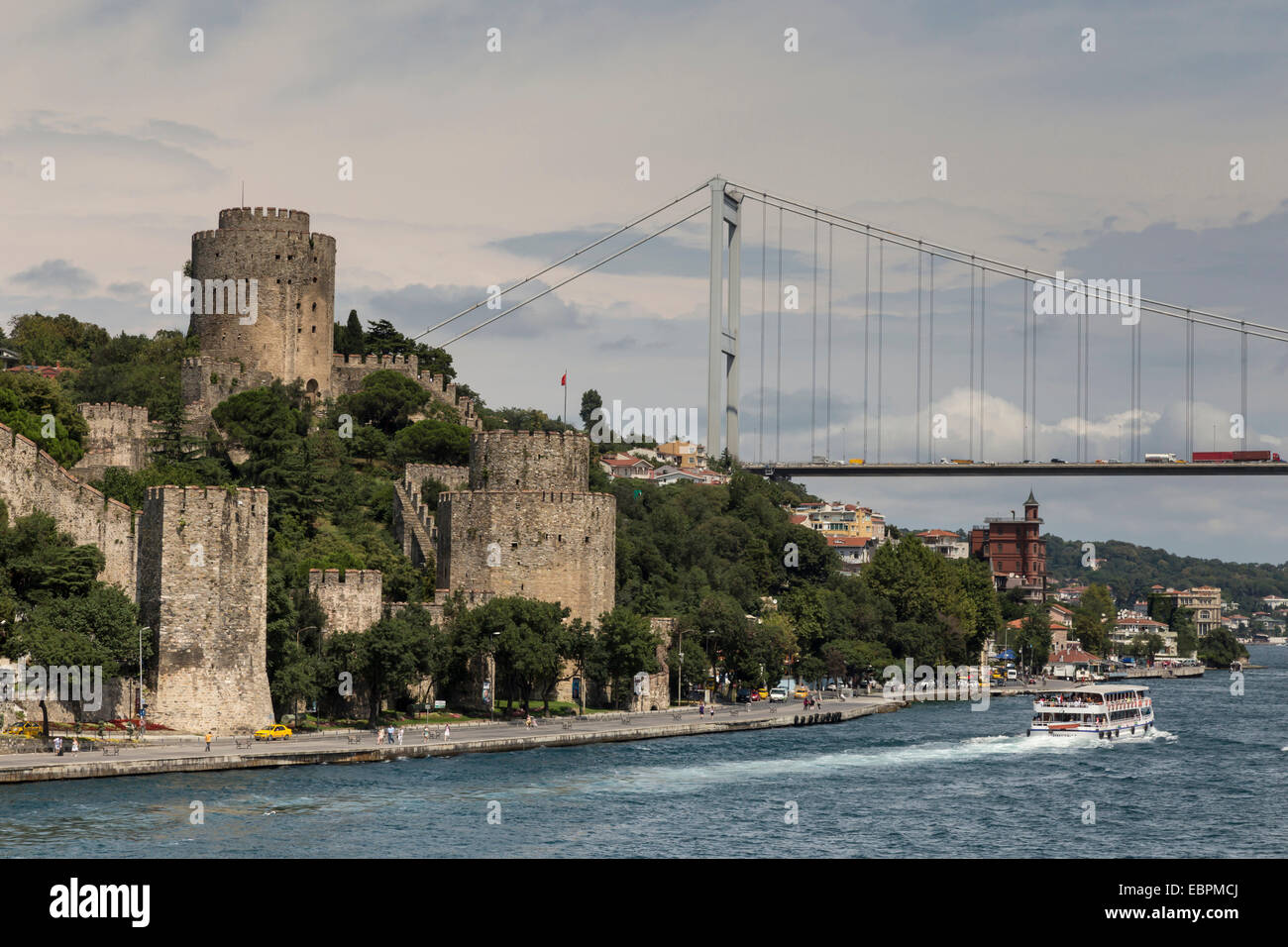 Rumeli Hisari (Festung Europas) und Fatih Sultan Mehmet Brücke, Hisarustu, Bosporus, Istanbul, Türkei Stockfoto