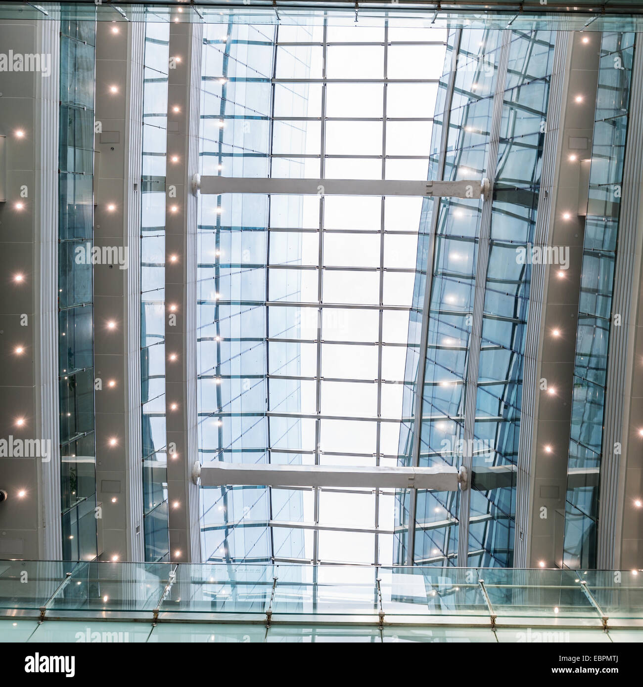 moderne Stadt futuristische Stadtarchitektur Spiegelung im Glas Stockfoto