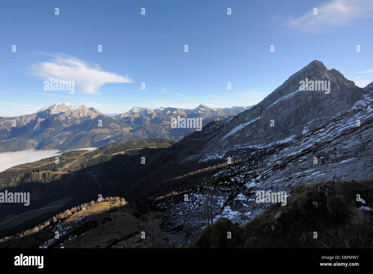 Blick auf den kleinen Watzmann oder Watzmann Frau und Tal bedeckt mit Hochnebel, Ramsau, Berchtesgaden, Deutschland Stockfoto