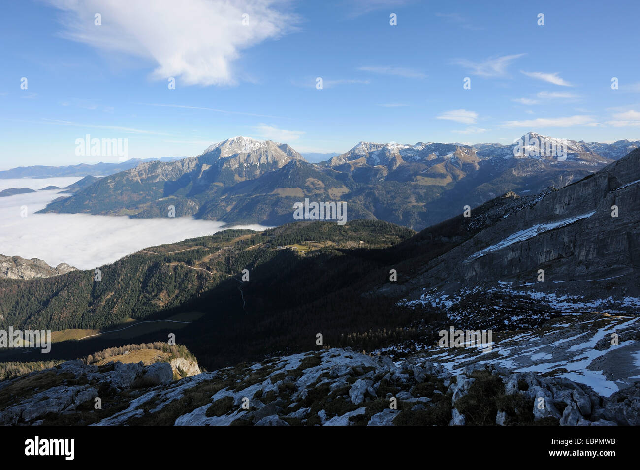auf sonnigen Hoher Goell Berge und das Tal mit Hochnebel vom Wanderweg zum Watzmann Hocheck, Ramsau, Berchtesgaden Stockfoto