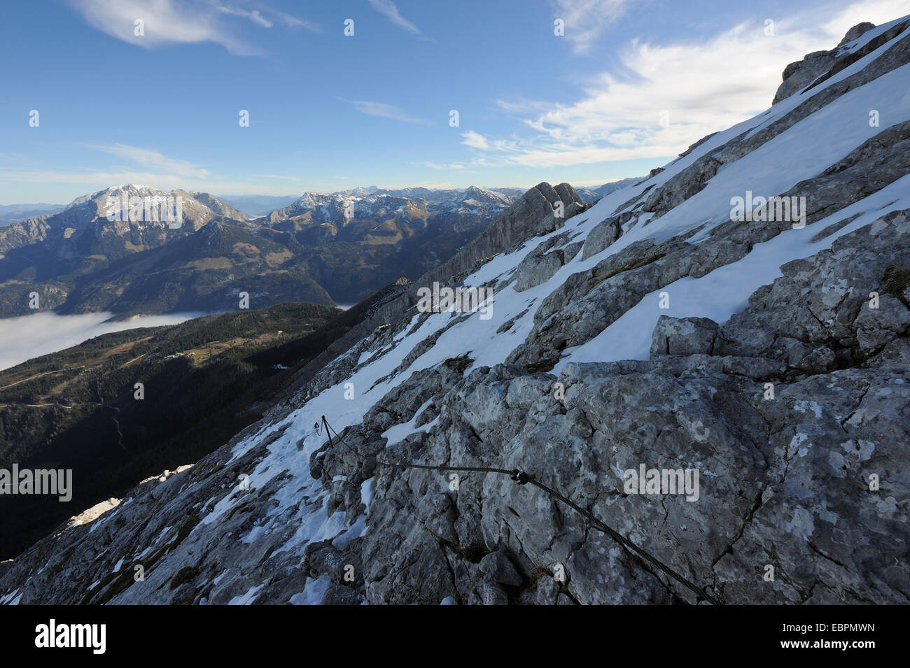 Blick auf sonnigen Berge und das Tal mit Hochnebel aus dem verschneiten Trail zum Watzmann Hocheck, Ramsau, Berchtesgaden, Deutschland Stockfoto