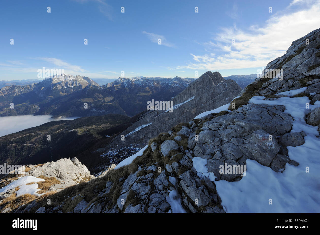 Anzeigen des Berges kleinen Watzmann oder Watzmann Frau und Tal bedeckt mit Hochnebel, Ramsau, Berchtesgaden, Deutschland Stockfoto