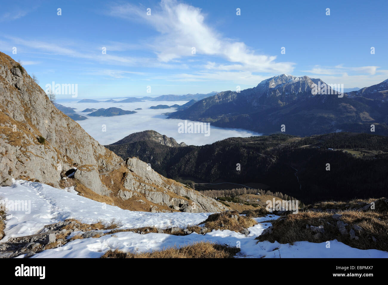 Blick auf Berg Hoher Goell und das Tal mit Hochnebel aus Trail, Ramsau, Berchtesgaden, Deutschland Wandern Watzmann bedeckt Stockfoto