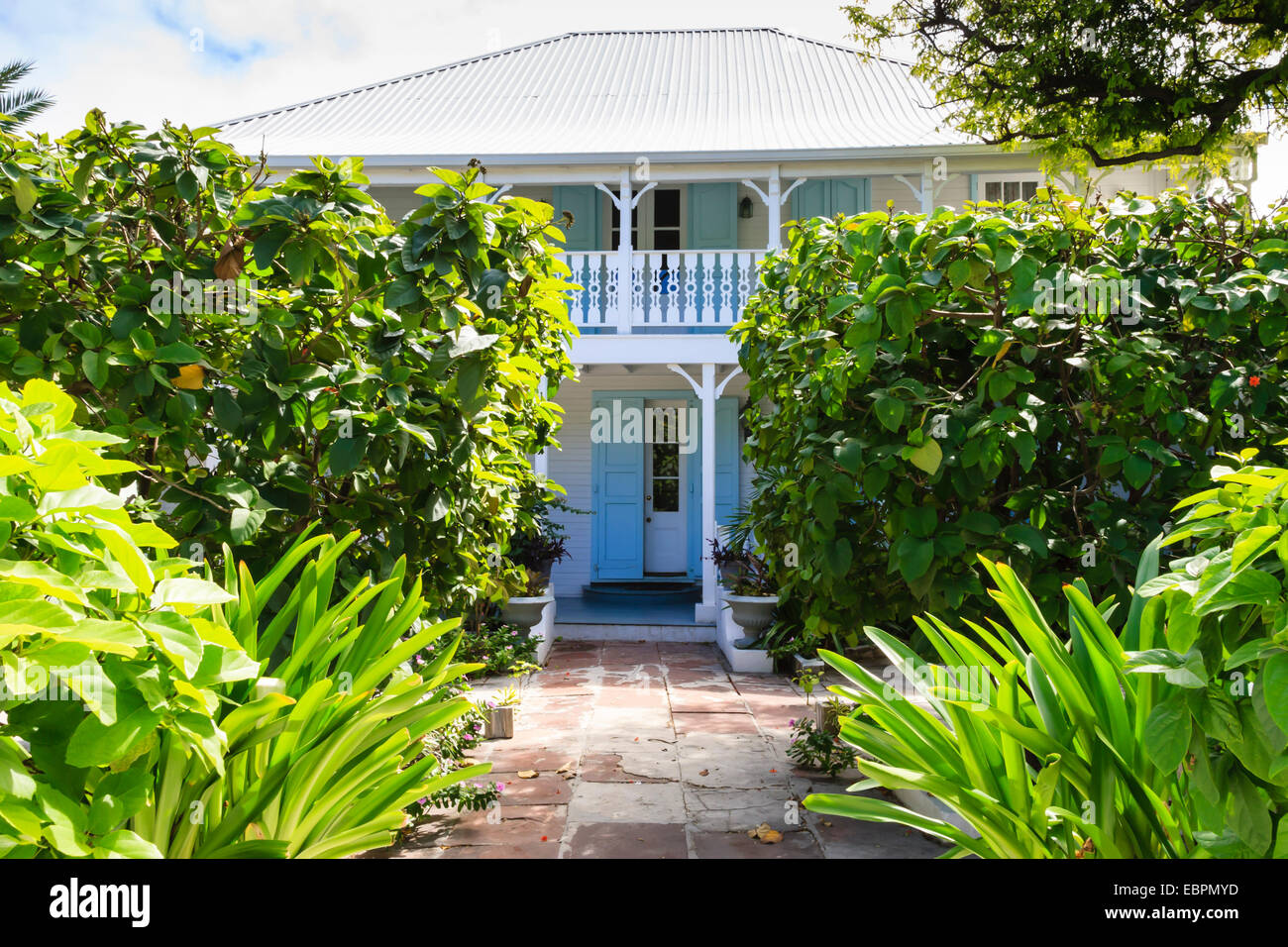 Alte weiße Holzhaus mit Balkon, Cockburn Town, Grand Turk, Turks- und Caicosinseln, Westindien, Caribbean Stockfoto