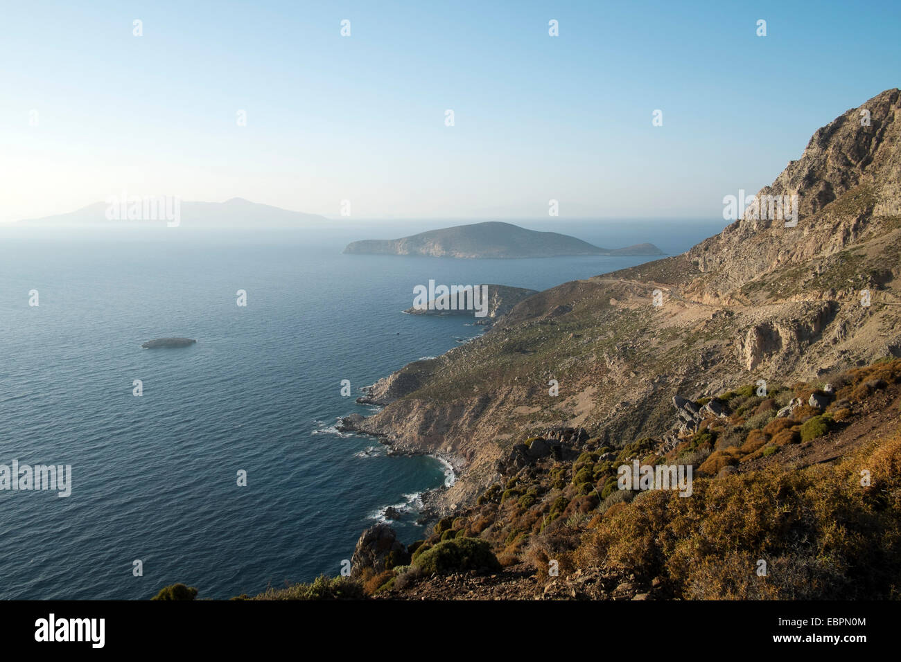 Der Blick von der hohen Küste Tilos in Richtung der Insel Nisyros, Dodekanes, griechische Inseln, Griechenland, Europa Stockfoto