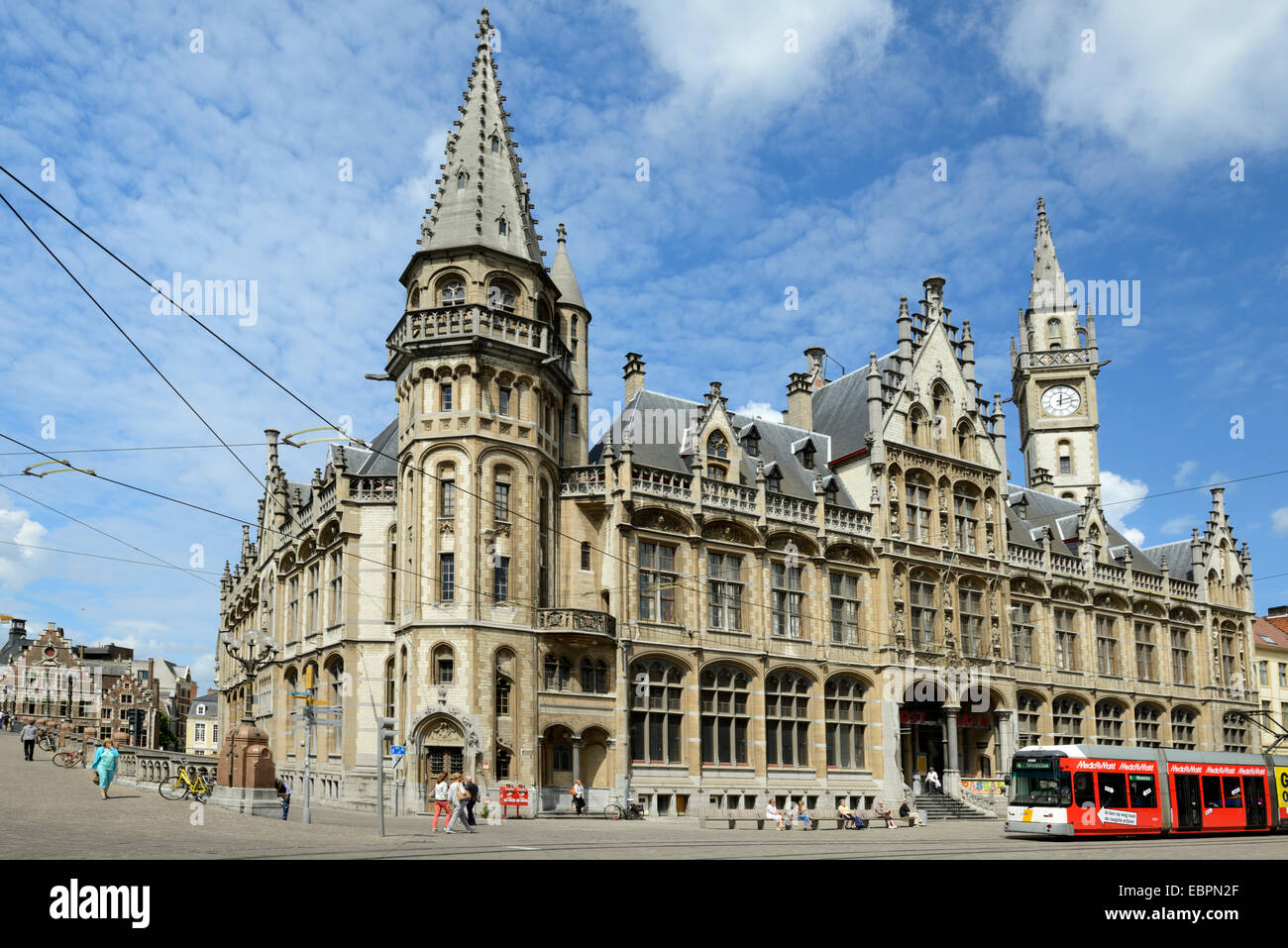 Straßenbahn vor das alte Postgebäude, Getreidemarkt (Korenmarkt), Gent, Flandern, Belgien Stockfoto