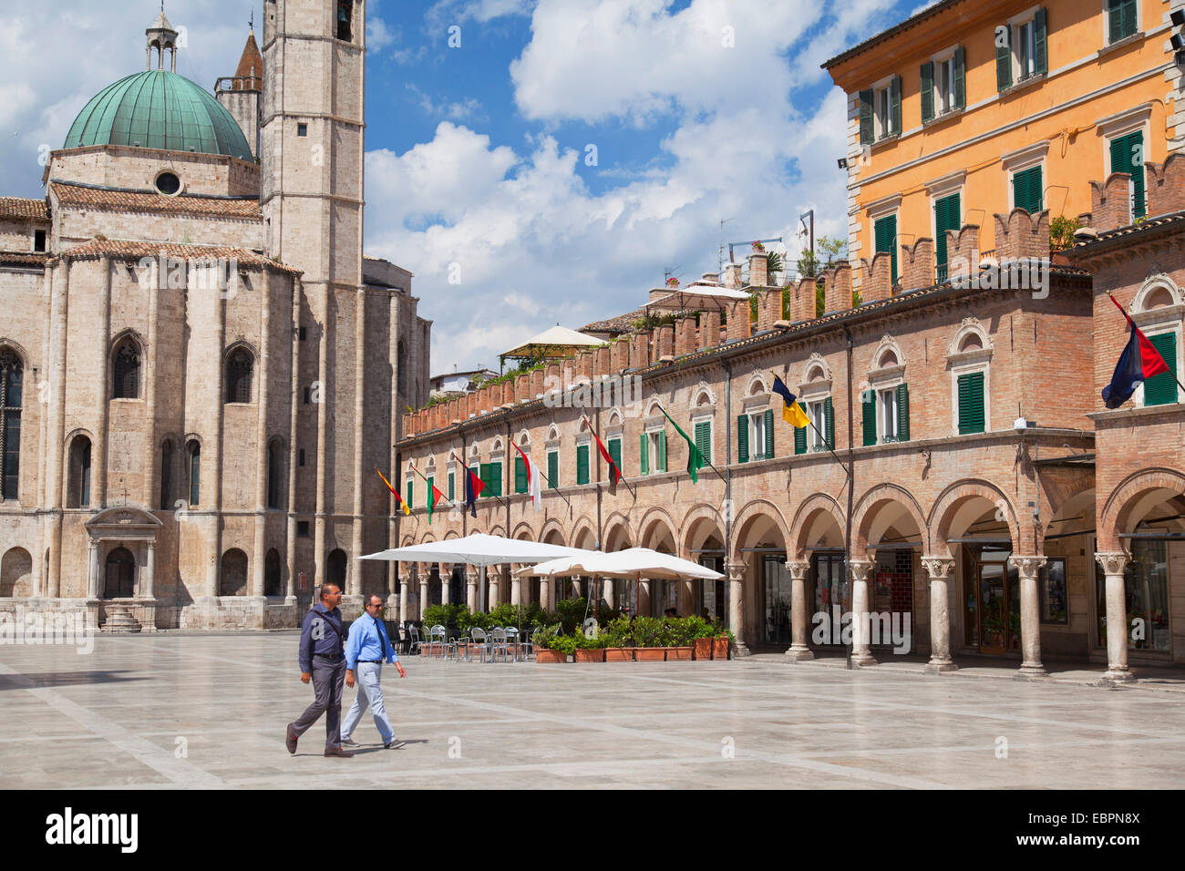 Männer gehen durch Piazza del Popolo, Ascoli Piceno, Le Marche, Italien, Europa Stockfoto