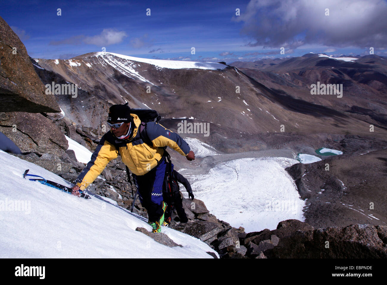 Ein Bergsteiger aufsteigender Mentok ich, 6200m, hoch über dem See Tso Mori, Ladakh, Himalaya, Indien, Asien Stockfoto