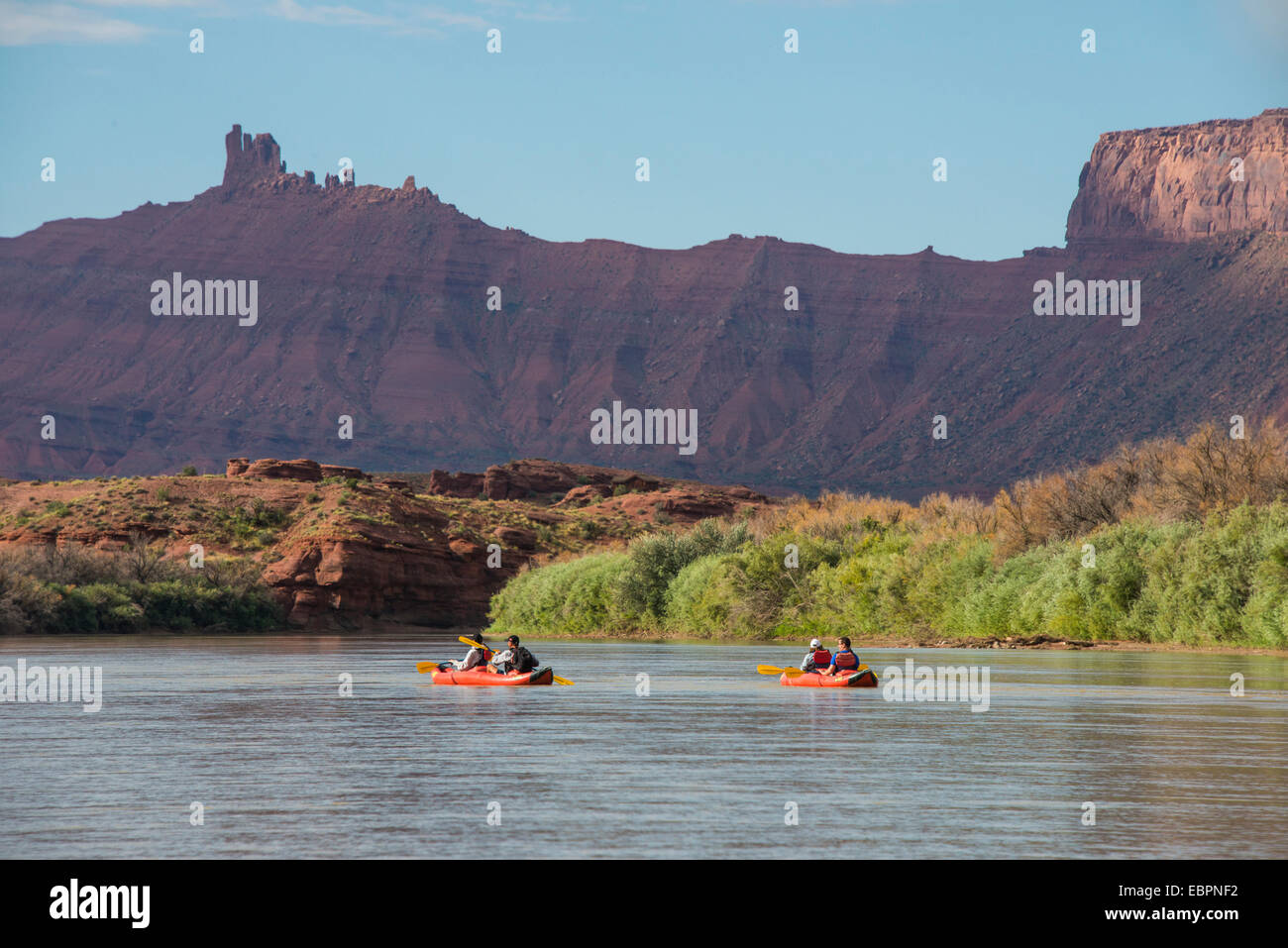 Paare, Kajakfahren auf dem Colorado River, Castle Valley in der Nähe von Moab, Utah, Vereinigte Staaten von Amerika, Nordamerika Stockfoto