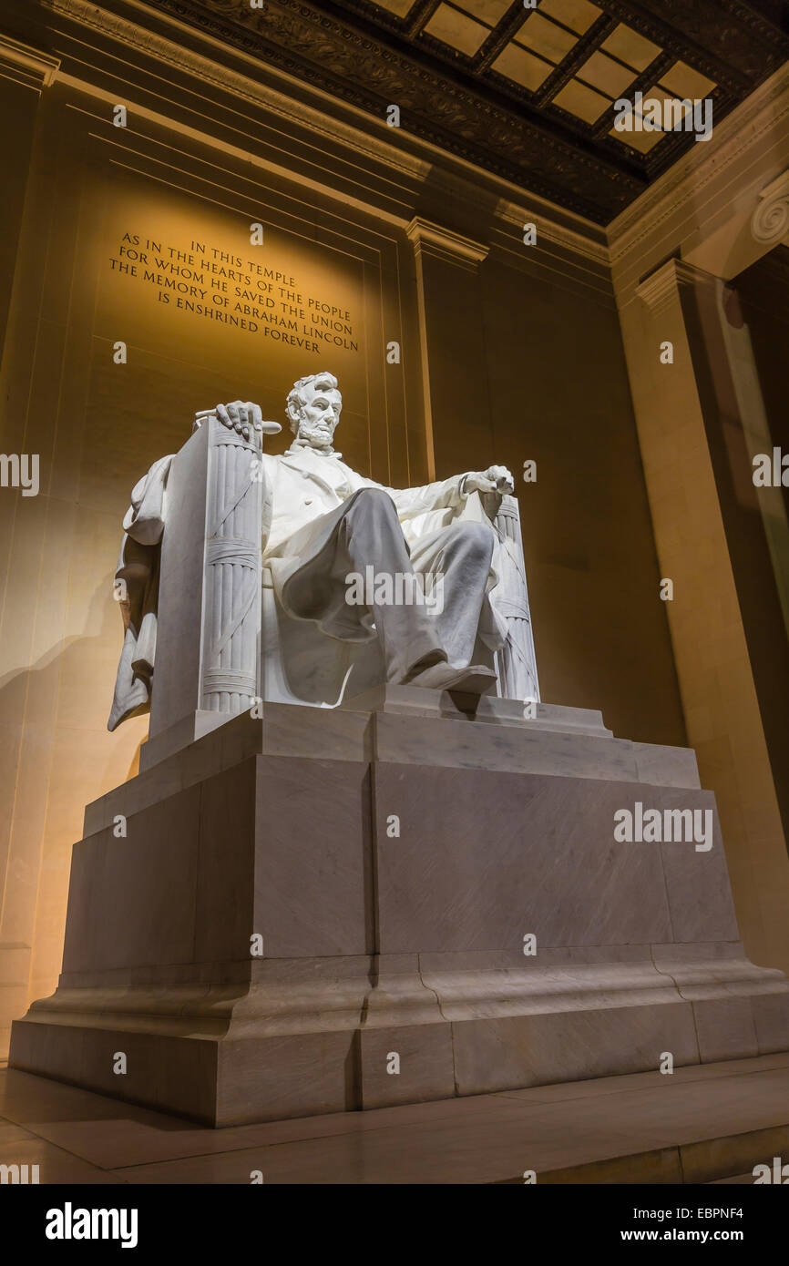 Innenraum des Lincoln Memorial leuchtet in der Nacht, Washington D.C., Vereinigte Staaten von Amerika, Nordamerika Stockfoto